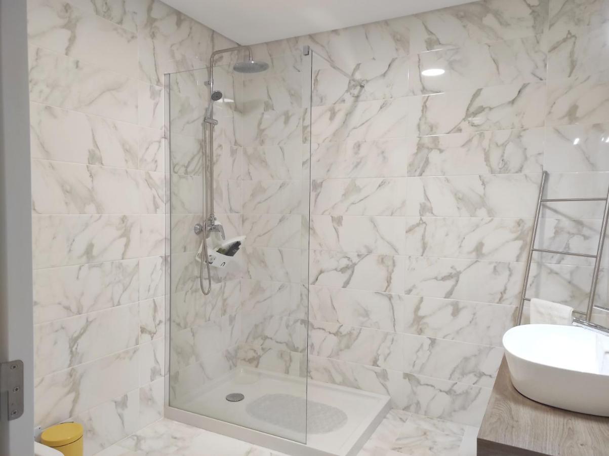 Hall 92 Quartos Com Wc Em Moradia Com Piscina A-Das-Lebres Loures Exterior photo