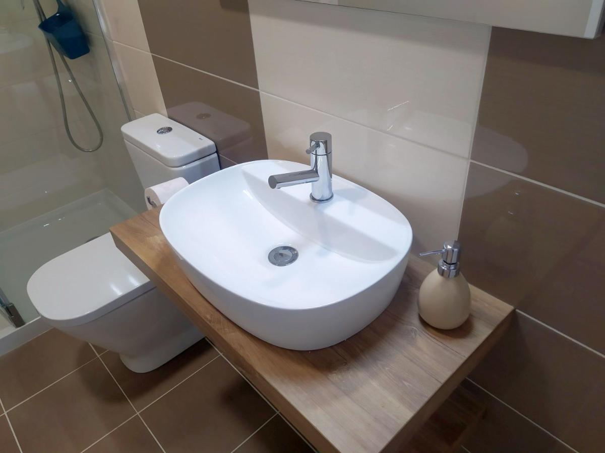 Hall 92 Quartos Com Wc Em Moradia Com Piscina A-Das-Lebres Loures Exterior photo