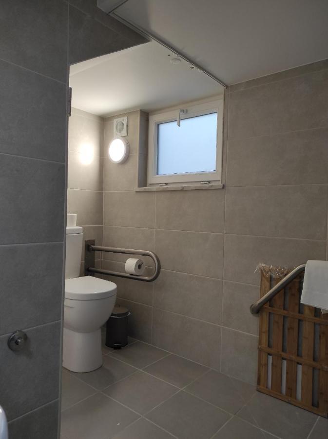 Hall 92 Quartos Com Wc Em Moradia Com Piscina A-Das-Lebres Loures Exterior photo