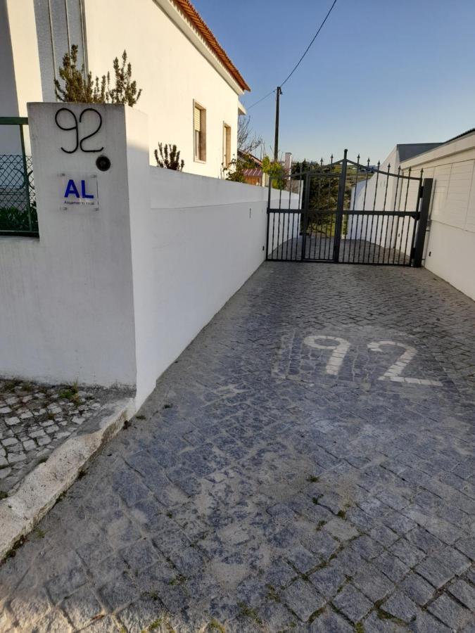 Hall 92 Quartos Com Wc Em Moradia Com Piscina A-Das-Lebres Loures Exterior photo