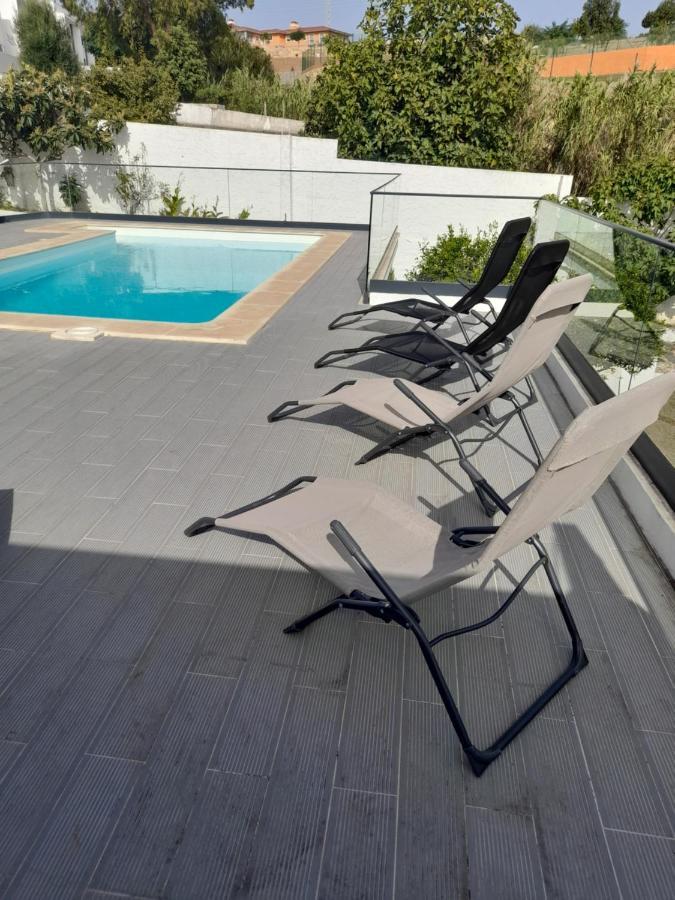 Hall 92 Quartos Com Wc Em Moradia Com Piscina A-Das-Lebres Loures Exterior photo
