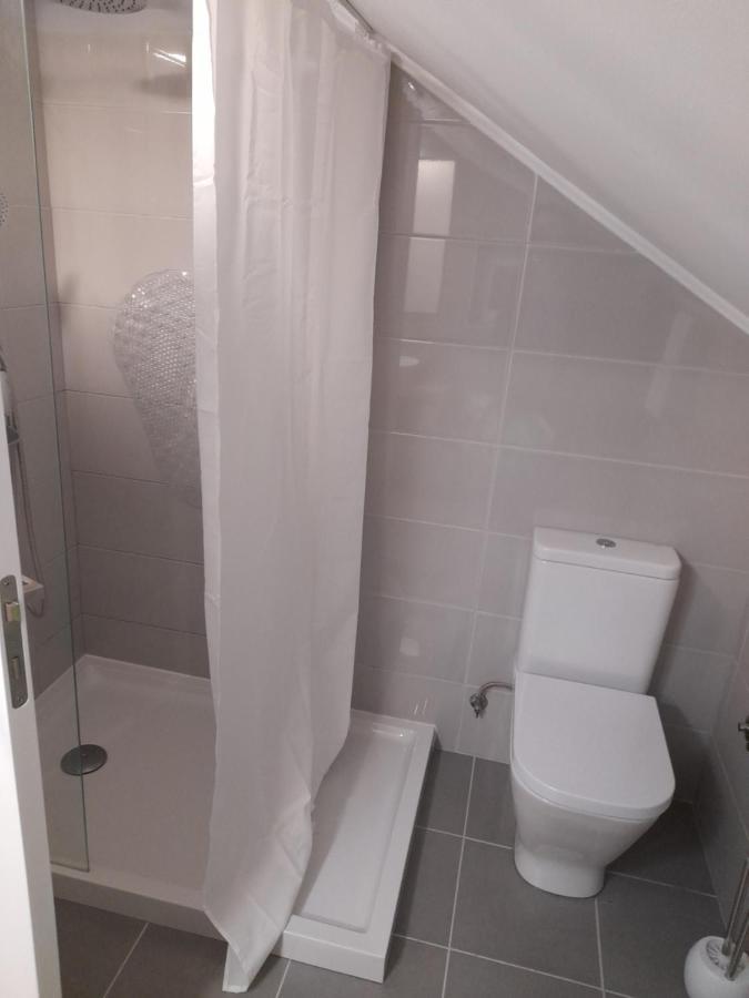 Hall 92 Quartos Com Wc Em Moradia Com Piscina A-Das-Lebres Loures Exterior photo